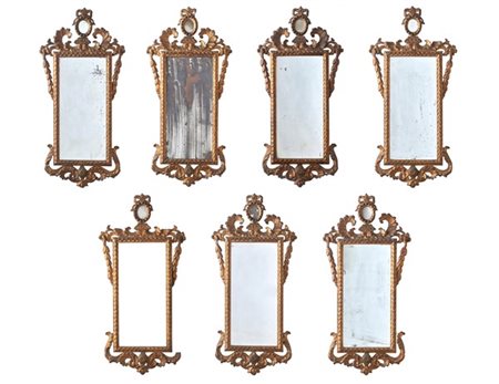 Gruppo di sette ventole in legno intagliato e dorato, cornice rettangolare con