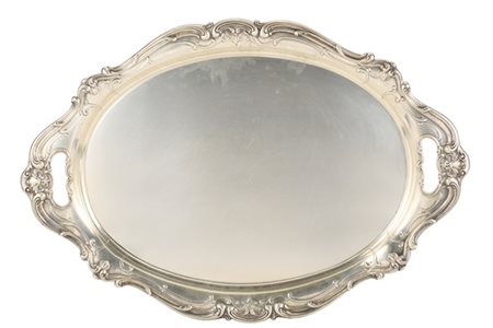 Vassoio biansato di forma ovale a profilo mistilineo in argento e inciso e sbal