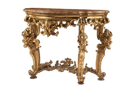 Console di forma mossa in legno riccamente intagliato e dorato, grembiale trafo