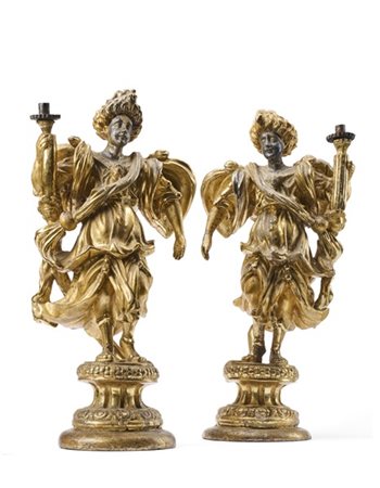 Arte della fine del secolo XVII-inizio XVIII. Coppia di mori reggicero con drap