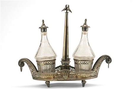 Oliera a barchetta in argento con doppia ansa anellata e sostegno ad obelisco c