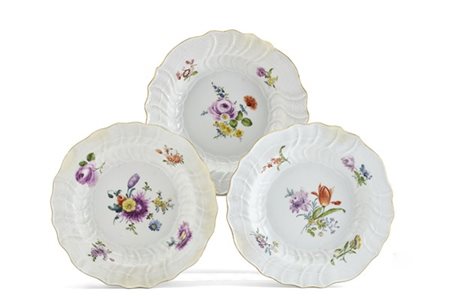 Manifattura di Meissen, secolo XVIII-XIX. Tre fondine in porcellana a profilo m