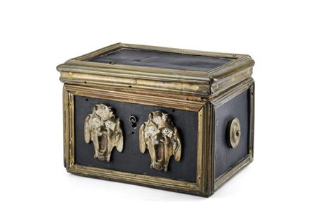 Scrigno in legno rivestito in ferro brunito con bordure in bronzo e doppio masc