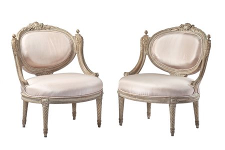 Coppia di basse poltrone ''da camino'' in rovere con schienale ovale sormontato