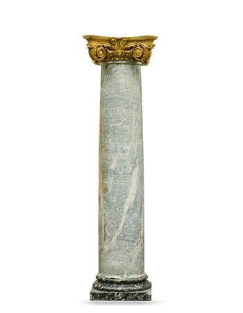 Antica colonna in marmo verde, con capitello in legno intagliato e dorato a mec