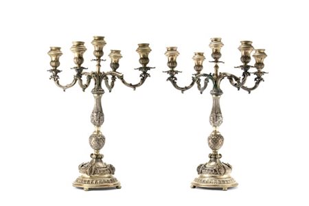 Coppia di candelabri a cinque fiamme in argento con bracci sagomati e decorati