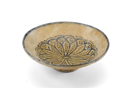 Manifattura persiana, secolo XIII-XIV. Coppa in teraccotta dipinta in policromi