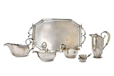 Servizio da tè e caffè in argento martellato con prese in corno composto da: te