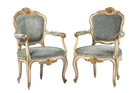 Coppia di poltrone in legno intagliato, dipinto e dorato, braccioli terminanti