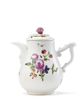 Manifattura di Vienna, 1750-1760 circa. Caffettiera in porcellana policroma dec