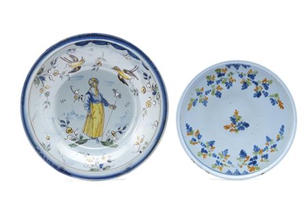 Manifattura di Pavia, secolo XVIII. Lotto composto da una fondina in maiolica d