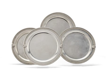 Quattro piattini in argento con profilo a foglie lanceolate alternate a valve d