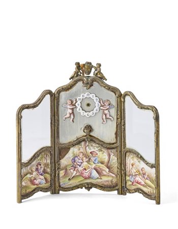 Orologio da appoggio tripartito a paravento in argento cesellato a volute fogli