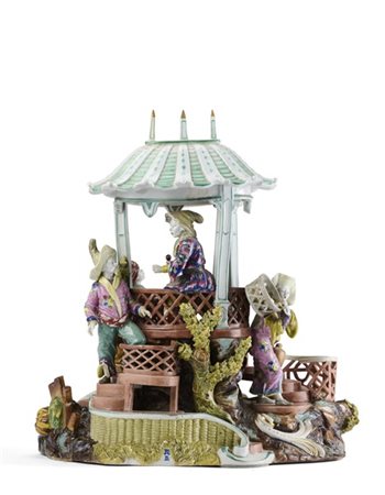 Manifattura del secolo XIX-XX. Gruppo da centro in porcellana dipinta in policr