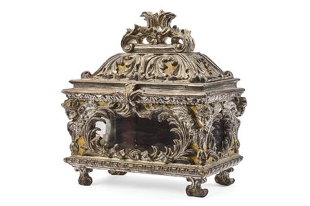 Teca in legno intagliato, dorato e argentato a volute di foglie, nastri ed ango