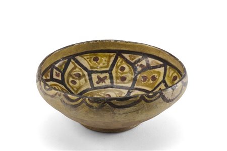 Manifattura persiana, secolo XII-XIII. Coppa in terracotta dipinta in policromi