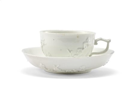 Manifattura di Meissen, secolo XVIII. Tazza e piattino in porcellana bianca dec