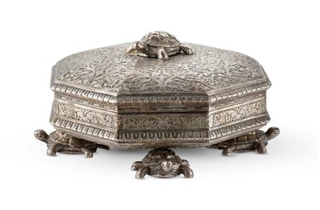 Scatola in argento di forma ottagonale con coperchio incernierato cesellato a v