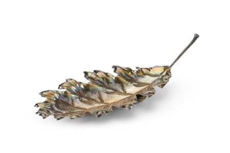 MARIO BUCCELLATI. Centrotavola in argento sbalzato in forma di foglia di querci