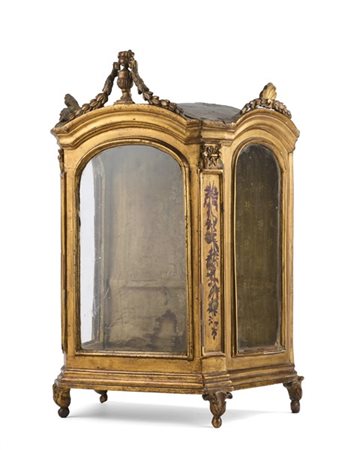 Teca in legno intagliato, dorato e dipinto con cimasa a vaso e festoni, montant