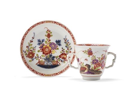 Manifattura di Meissen, secolo XVIII. Tazza biansata con piattino in porcellana
