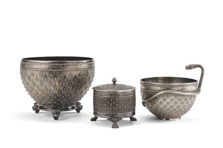 Lotto composto da due alzate e un contenitore in argento decorati a motivi stil