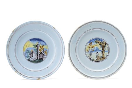 Manifattura di Pavia, secolo XVIII. Due piatti in maiolica dipinta in policromi