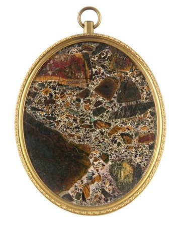 Placca ovale in breccia di Villa Adriana con cornice pendente in bronzo dorato.