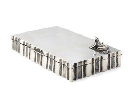 Miracoli
Scatola in argento con fascia mossa e coperchio arricchito da piccola