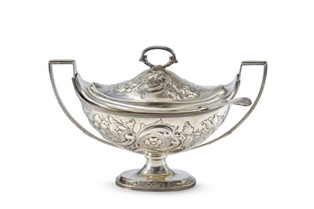 Zuccheriera a navicella in argento con corpo sbalzato a motivi vegetali e fiori