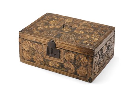Piccolo forziere in legno lastronato in paglia a motivi floreali, bordi con dec