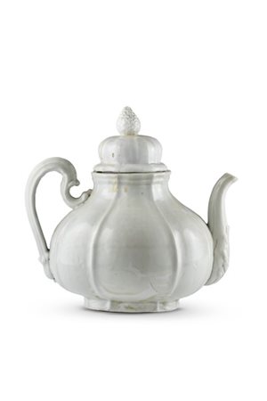 Manifattura di Ginori, Doccia, 1750 circa. Teiera in porcellana bianca costolat