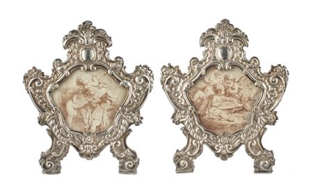 Coppia di cartagloria con cornice in argento sbalzato a motivi rocaille e fiori