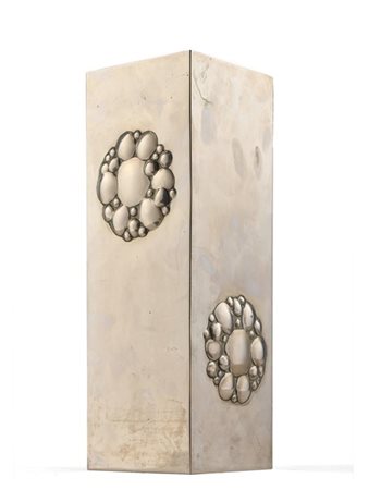 Vaso rettangolare in argento con decoro stilizzato sbalzato. Argentiere Ricci &