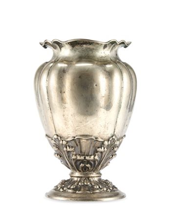 Vaso in argento con corpo scanalato su base circolare e fascia sbalzata a fogli