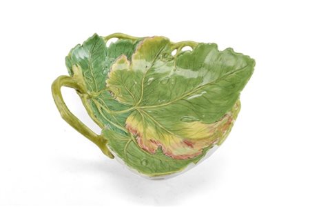 Manifattura di Meissen, 1763-1775 circa. Foglia di vite in porcellana dipinta i