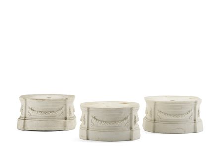 Manifattura di Vinovo, periodo Lomello, 1817. Tre basi sagomate in biscuit deco