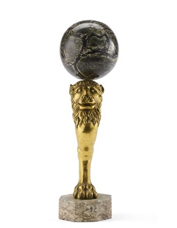 Oggetto di decorazione in bronzo dorato in forma di testa leonina terminante a