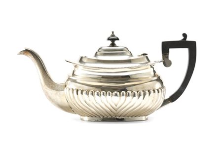 Teiera in argento con corpo in parte baccellato, ansa e presa in legno ebanizza