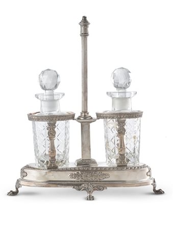 Oliera in argento di forma ovale con sostegno scanalato, bordure perlinate e a