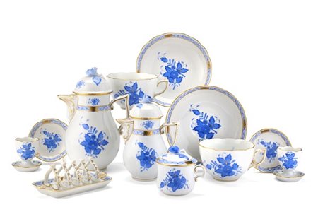 Manifattura di Herend, secolo XX. Parte di servizio in porcellana bianca con de