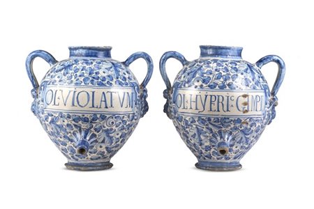 Manifattura romana, secolo XVII. Coppia di stagnoni biansati in maiolica con de