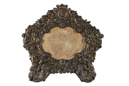 Grande cartagloria con cornice in legno intagliato e dorato a mecca, decoro a v