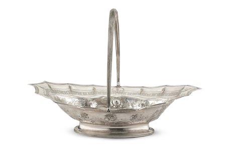 Cestino in argento sbalzato e traforato a profilo mistilineo su base ovale, dec