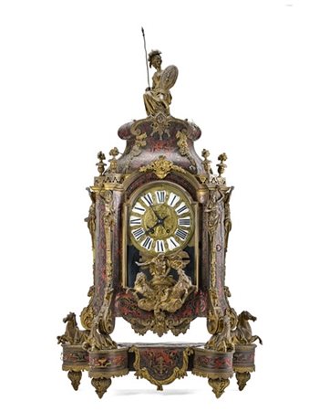 Pendola di forma mossa in stile "Boulle" con cassa a marqueterie in metallo e t