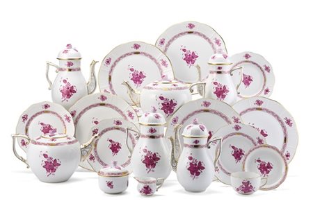 Manifattura di Herend, secolo XX. Parte di servizio in porcellana bianca con de