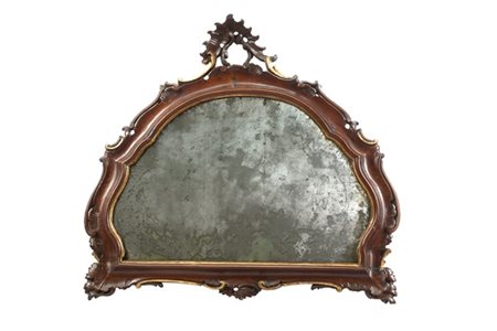 Specchiera sagomata con cornice in legno intagliato, dipinto e dorato, cimasa a