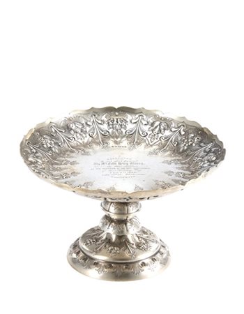 Alzata in argento con vasca sagomata, sbalzata e dedicata al centro a "Mr and M