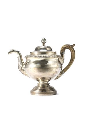 Caffettiera in argento con bordure sbalzate foglie, tralci di vite e grappoli d