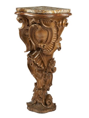 Piccola console angolare in legno riccamente intagliato con decoro a volute fog